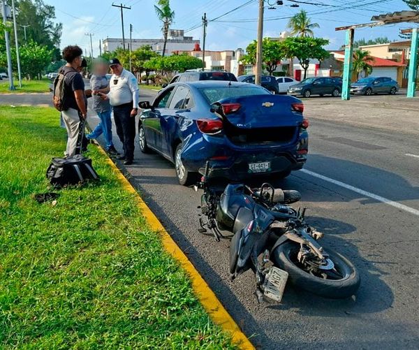 ¡REPARTIDOR DE COMIDA SE IMPACTÓ CONTRA UN AUTOMÓVIL EN LOS PINOS!