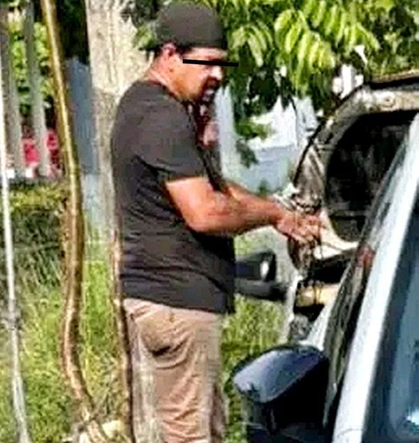 ¡TAXISTA BIGOTÓN ROBÓ LLANTA DE CAMIONETA!