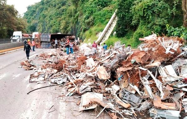 ¡VOLCÓ TRÁILER CON CHATARRA EN NOGALES!