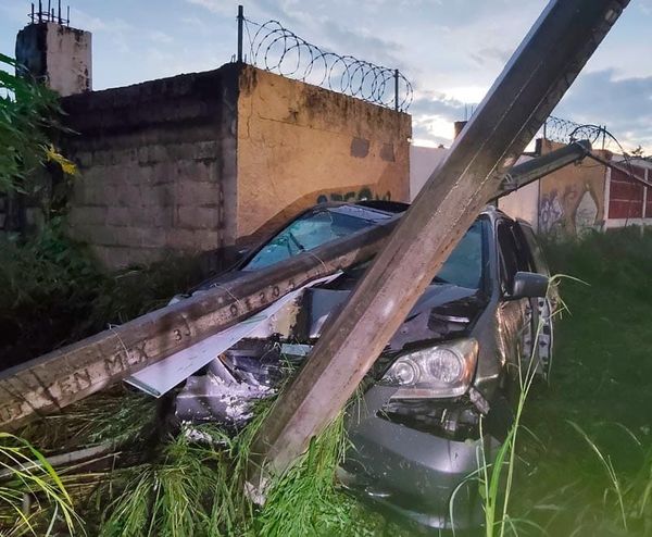 ¡CONDUCTOR PIERDE LA ‘BRÚJULA’ Y DERRIBÓ DOS POSTES DE CONCRETO!