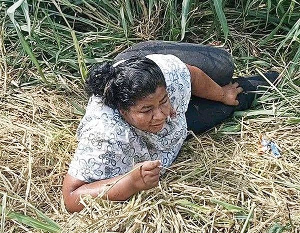 ¡JOVEN TRABAJADORA DERRAPÓ EN SU MOTO EN JAMAPA!