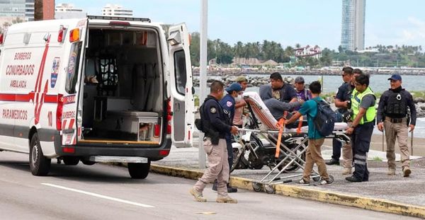 ¡JÓVENES ALBAÑILES SALEN VOLANDO DE MOTO POR UNA PONCHADURA!
