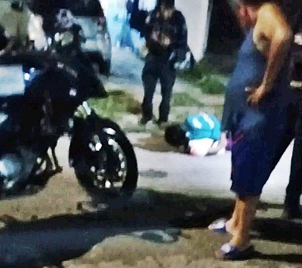 ¡VECINOS AGARRAN A COCOTAZOS A ‘JAULERO’!