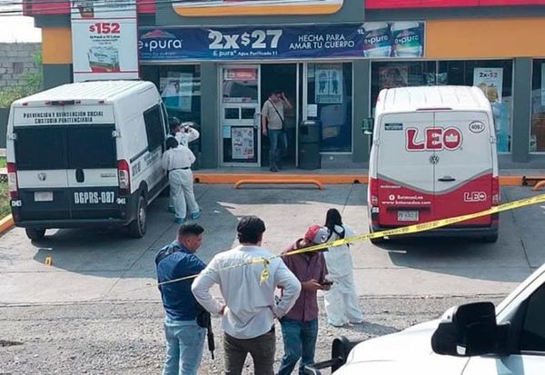 ¡BALEAN A CUSTODIO DEL CERESO DE TUXPAN! | - DOS HOMBRES LE DISPARARON EN EL ESTACIONAMIENTO DEL OXXO