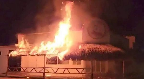 ¡QUEMAN RESTAURANTE CON BOMBAS MOLOTOV! - NO DESCARTAN QUE PUEDA ESTAR VINCULADO AL COBRO DE PISO