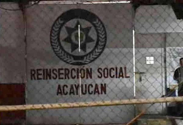 ¡REQUISA EN EL PENAL DE ACAYUCAN! - FUERZA FEDERALES Y ESTATALES LES REVISARON HASTA LOS CHONES A LOS REOS