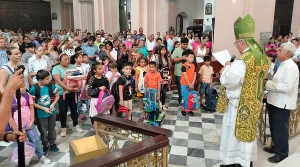 ¡BENDICIÓN DE MOCHILAS! - *La otorga el Obispo Carlos Briceño
