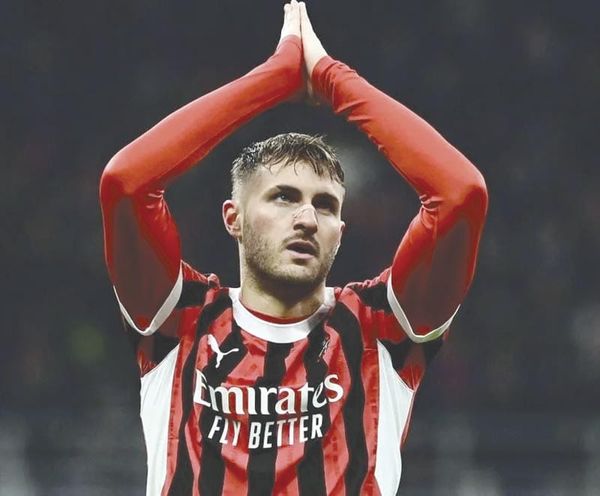 ¡SANTIAGO GIMÉNEZ SE QUEDA EN EL AC MILÁN, NO VA A ROMA!