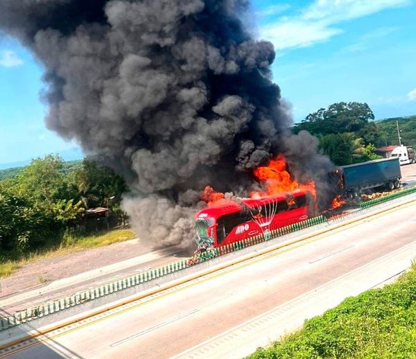 ¡ARDE ADO! - CARAMBOLA EN LA AUTOPISTA