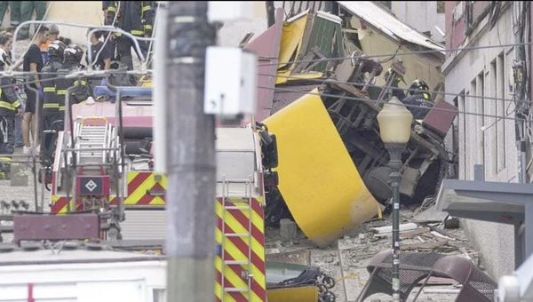 ¡DESCARRILAMIENTO DE TRANVÍA EN LISBOA DEJA 15 MUERTOS!