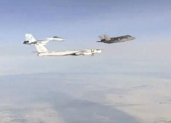 ¡EU INTERCEPTA VARIOS AVIONES MILITARES DE RUSIA CERCA DE ALASKA!