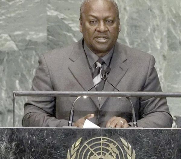 ¡DEMANDA QUE EU RETUVO A MIGRANTES CON CAMISAS DE FUERZA DURANTE 16 HORAS EN UN VUELO A GHANA!