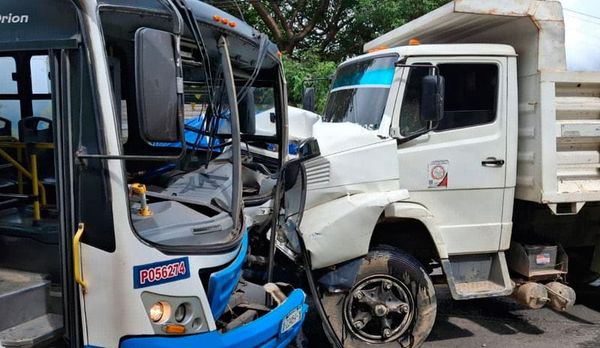 ¡CHOCAN DE FRENTE AUTOBÚS VS. VOLTEO! - SALDO DE 9 HERIDOS Y UN AUTOMOVIL DAÑADO EN LA CARRETERA A TLILAPAN