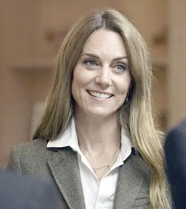 ¡SORPRENDE KATE MIDDLETON CON ELEGANTE Y RADIANTE LOOK RUBIO!