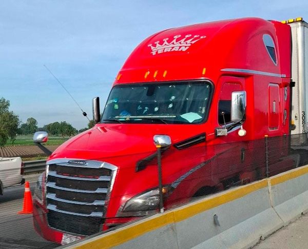 ¡ASALTANTES ASESINAN A TRAILERO EN LA AUTOPISTA PUEBLA–ORIZABA!