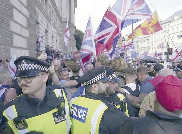 ¡ULTRADERECHISTAS CHOCAN CONTRA LA POLICÍA EN LONDRES!
