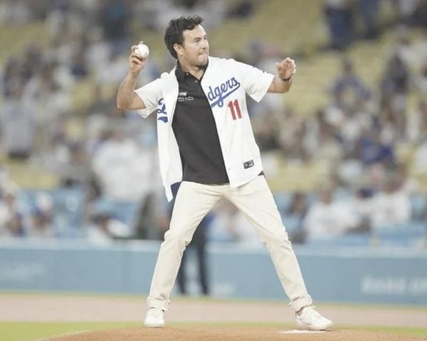 ¡LANZA CHECO PÉREZ PRIMERA BOLA EN JUEGO DE DODGERS!