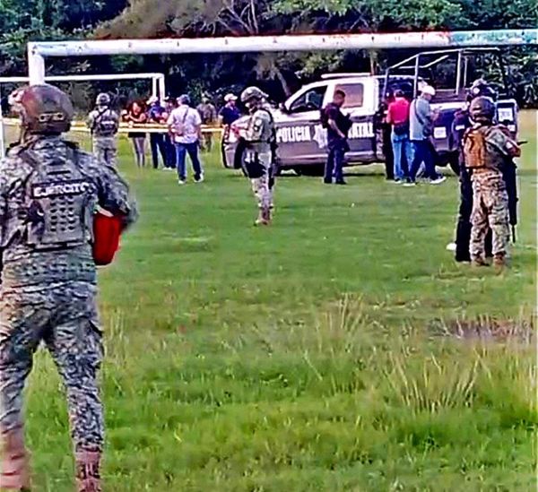 ¡LO SORPRENDE LA MUERTE VIENDO EL PARTIDO DE FÚTBOL!