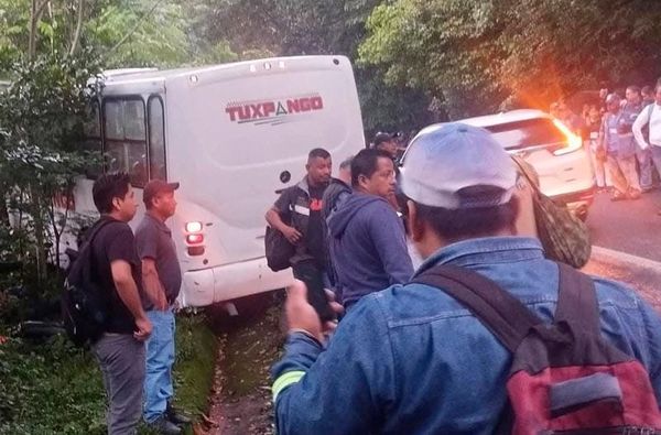 ¡POR FALLA MECÁNICA AUTOBÚS EMBISTIÓ A MOTOCICLISTAS!