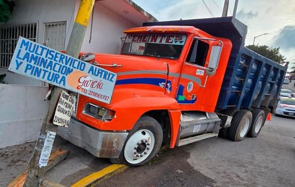 ¡POR FALLA MECÁNICA VOLTEO SE ESTRELLA CONTRA POSTE Y CASA!