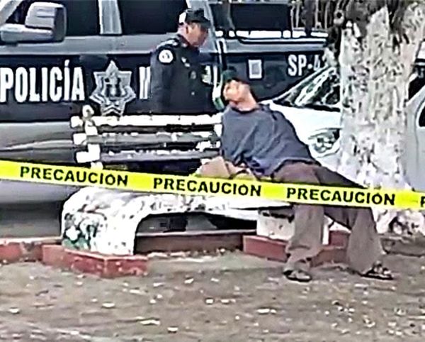 ¡FALLECIÓ “BARBA NEGRA” SENTADO EN LA BANCA!