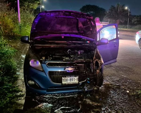 ¡SE QUEMA AUTOMÓVIL POR CORTO EN LA BATERÍA!