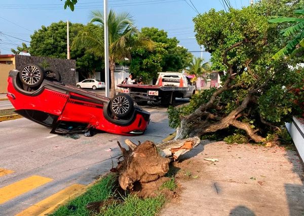 ¡TERMINA LA PARRANDA CHOCANDO Y VOLCANDO CAMIONETA DEPORTIVA!