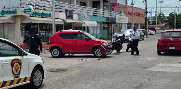 ¡COLISIONAN AUTO JAPONÉS CONTRA UN ALEMÁN EN EL FRACCIONAMIENTO VIRGINIA!