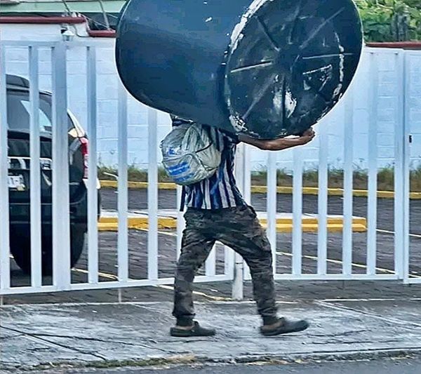 ¡GRABAN A ‘RATOTA’ ROBANDO TINACO DE RESIDENCIA!