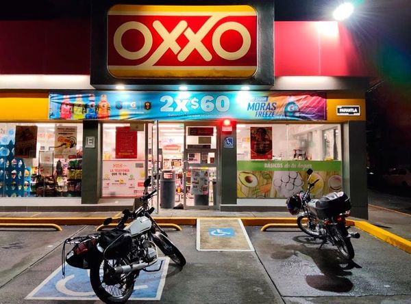 ¡‘RATAS’ ROMPEN CRISTAL Y SE METEN A ROBAR AL OXXO!