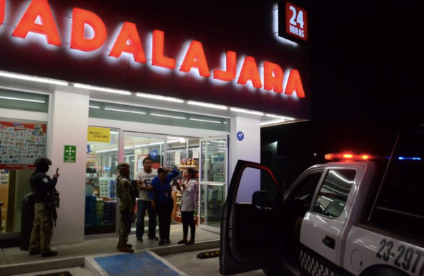 ¡“RATOTA” ARMADO CON CUCHILLO SE ROBÓ 13 MIL PESOS DE LA FARMACIA GUADALAJARA!