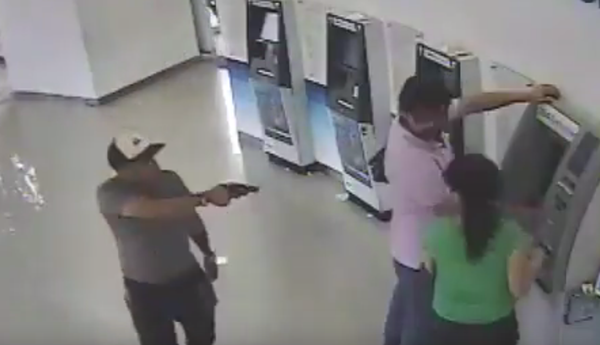 ¡MALANDRO LE ROBÓ 5 MIL PESOS A REBECA QUE RETIRÓ DEL CAJERO!