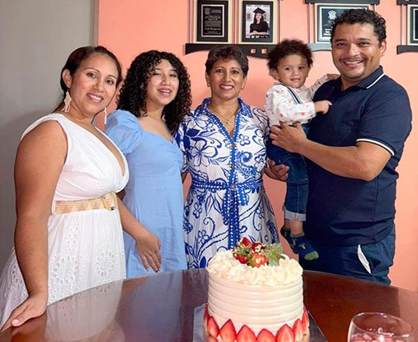 DELIA SOSA, DICHOSA EN SU CUMPLEAÑOS