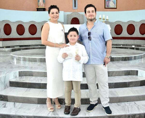 JOSÉ ENRIQUE REALIZA SU PRIMERA COMUNIÓN