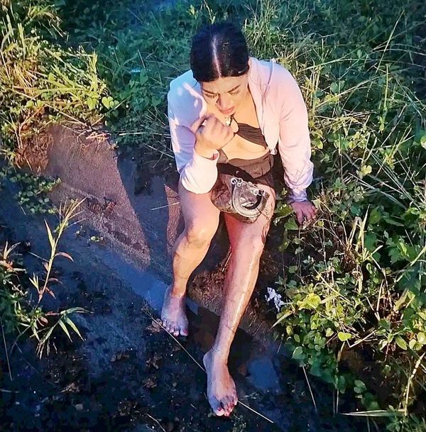 ¡DERRAPA JOVENCITA AL REGRESAR DE LA CHAMBA!