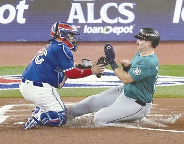 ¡ESTÁ ALEJANDRO KIRK NOMINADO AL GUANTE DE ORO!