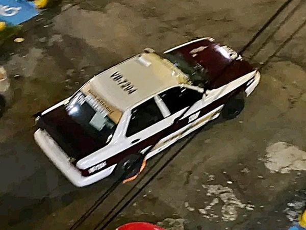 ¡LADRONES DE AUTOPARTES  ROBAN LLANTA DE REFACCIÓN DE CAMIONETA!