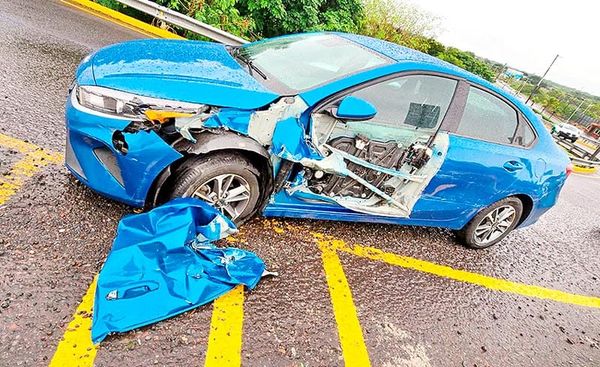 ¡PIERDE EL CONTROL Y SE IMPACTA CONTRA BARANDAL!