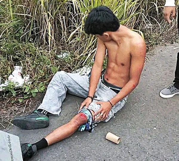 ¡DERRAPA EN SU MOTO Y TERMINA EN URGENCIAS!