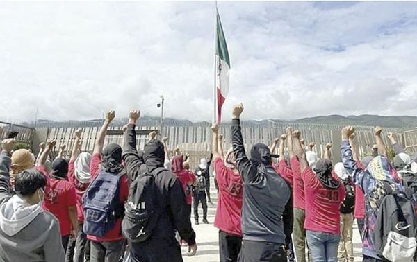 ¡EXIGEN PLAZAS NORMALISTAS DE AYOTZINAPA!
