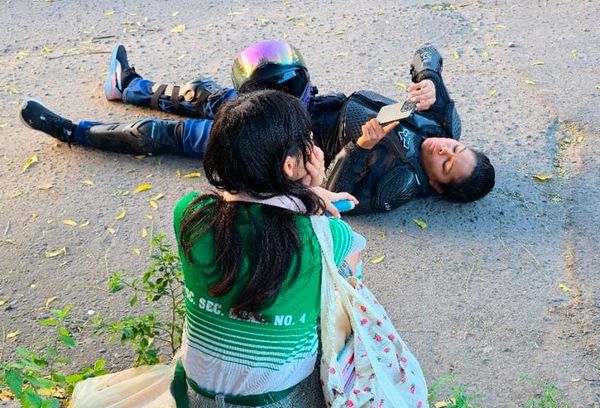 ¡JOVEN MOTORIZADO SE ESTRELLA CONTRA TAXI EN LOMAS DE RÍO MEDIO 3!