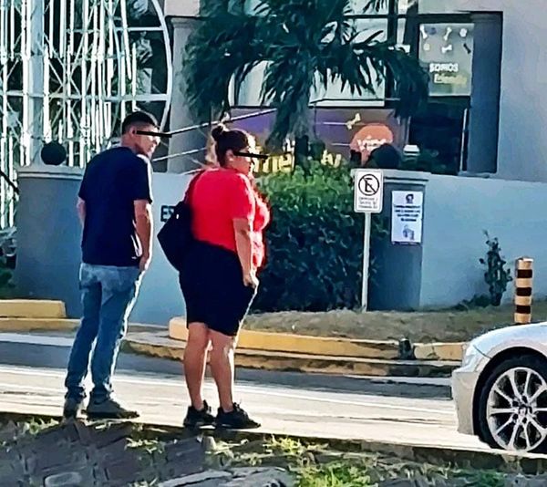 ¡ALERTAN POR PAREJA ASALTANTES VIOLENTOS EN PLAZA ANDAMAR!
