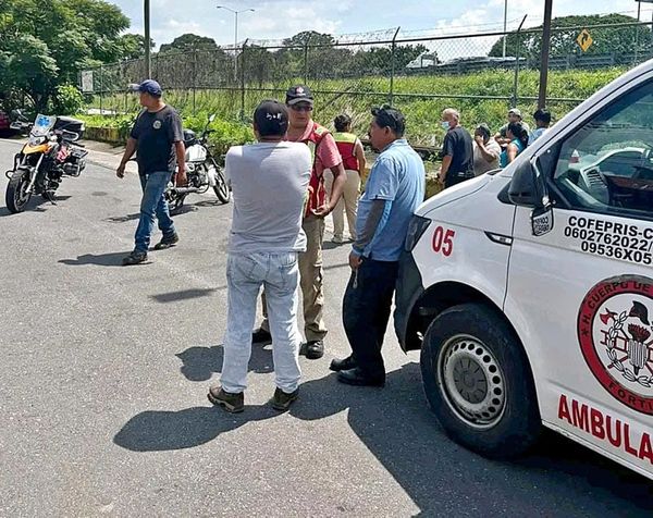 ¡CAFRE ARROLLÓ A PEATÓN Y CHOCÓ CONTRA DOS AUTOS ESTACIONADOS!