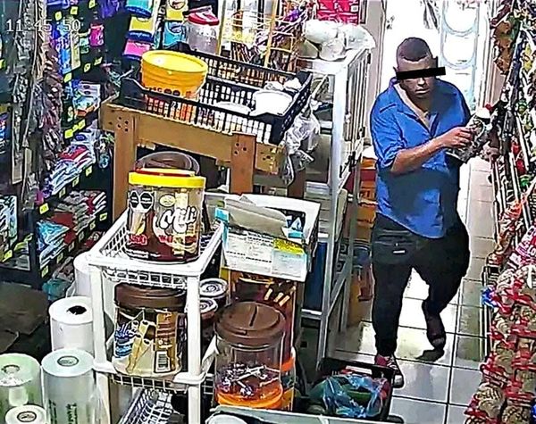 ¡“RATOTA” SE ROBÓ UNA COCA Y UN GANSITO DE TIENDA DE ABARROTES!