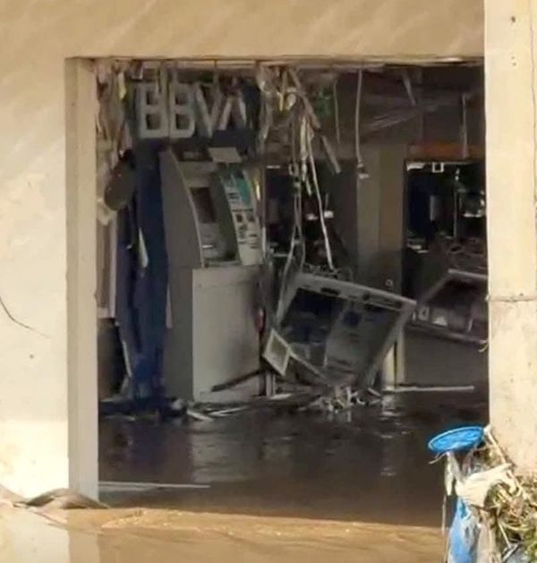 ¡DESMANTELAN CAJEROS AUTOMÁTICOS! - *Desesperación por falta de alimentos