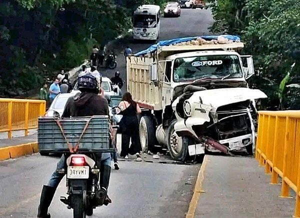 ¡CARRO DE VOLTEO SIN FRENOS CHOCÓ CONTRA EL PUENTE!