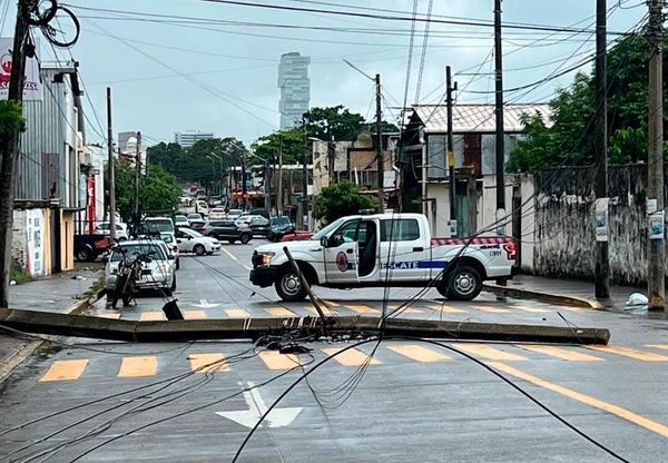 ¡“MONSTRUO” DERRIBA POSTE Y DEJA SIN LUZ A LA COLONIA!