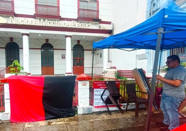 ¡SE ALARGA HUELGA DE MONTE DE PIEDAD!