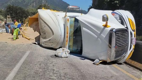 ¡MURIO APLASTADA POR TRAILER! - TRACTOCAMION CON ARENA VOLCO CAYENDO ENCIMA DE UNA MUJER MOTOCICLISTA