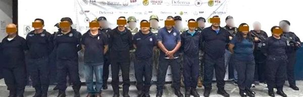 ¡POLICÍAS PROTEGÍAN AL “MATA NOVIAS”! - ONCE ELEMENTOS MUNICIPALES DE ATOYAC FUERON DETENIDOS